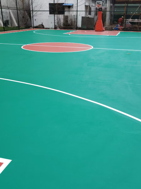 会山镇 球场长期使用易出现地面开裂